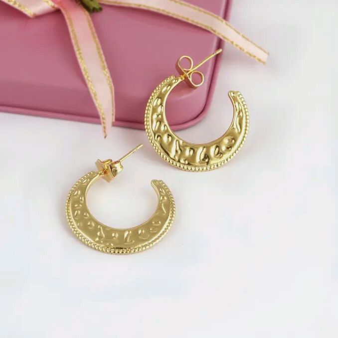 Gleam Curve | 18 KT Gold plated hoop earrings
