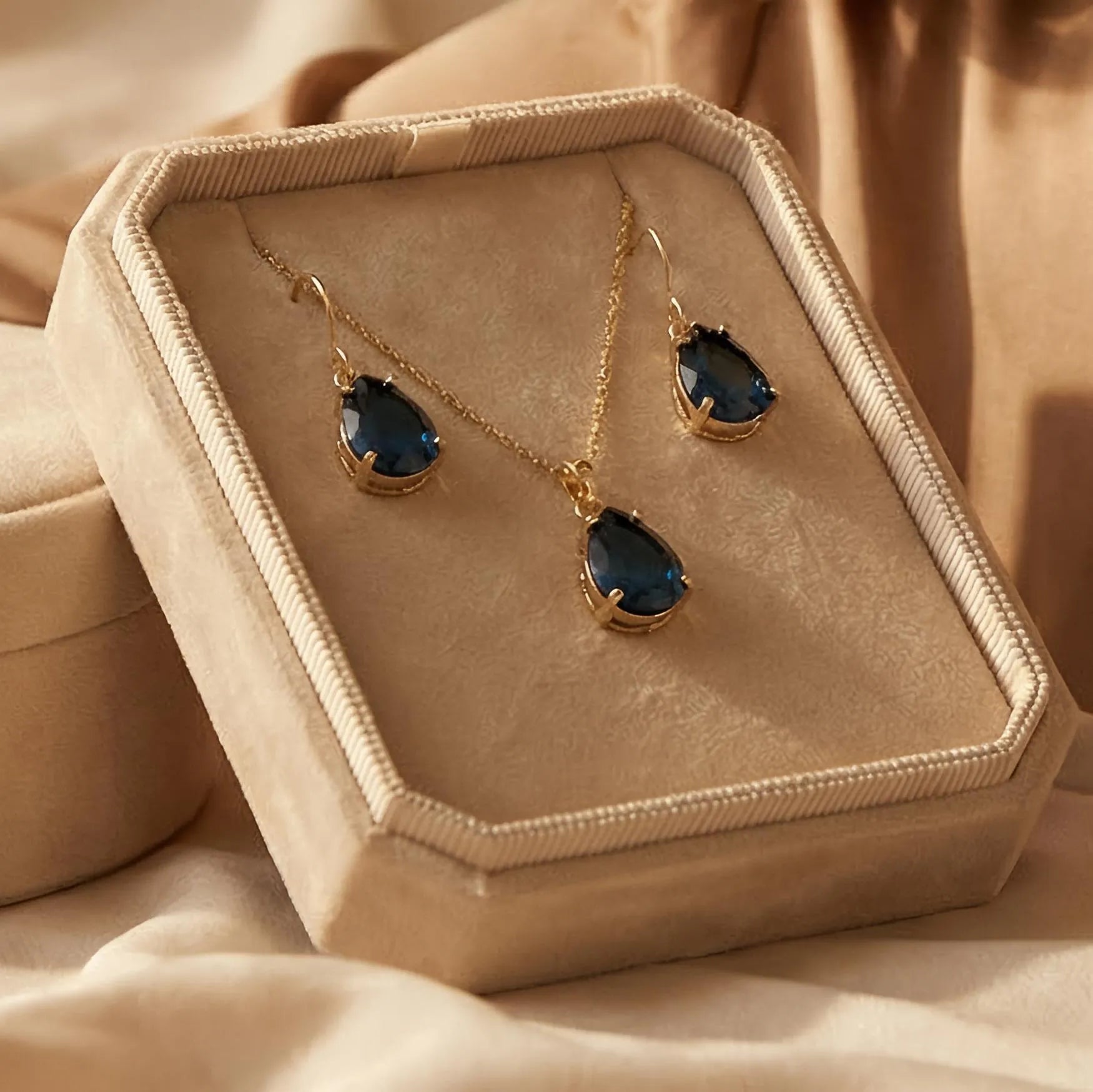 Ebony Glow | 18 KT Gold Plated Pendant And Earring Set